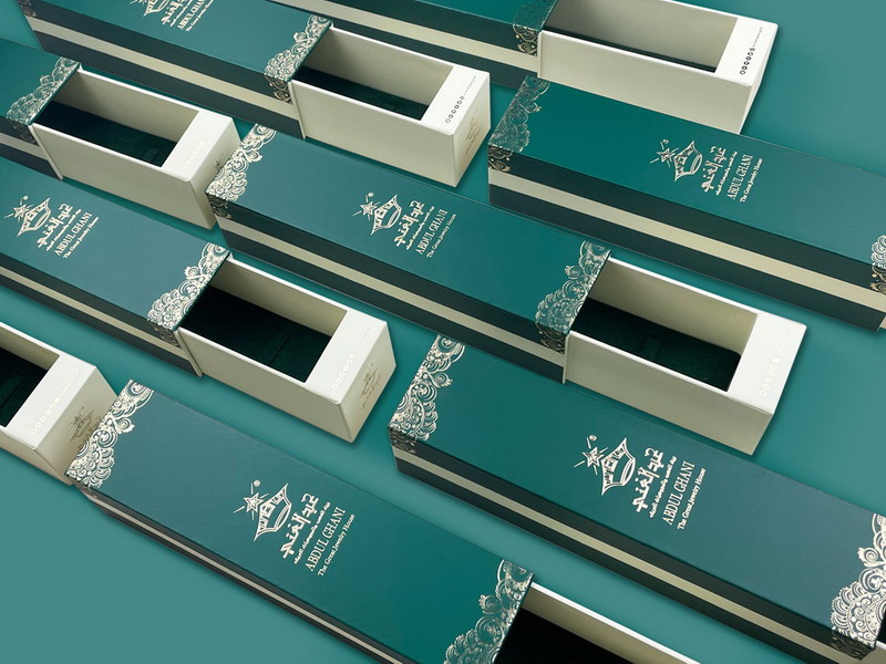 珠宝拉出礼品盒